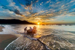 Fishing with a fisherman in Da Nang