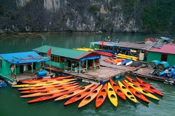 Kayaking instruction in Halong Bay