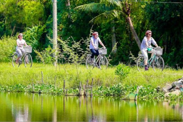 Exploring Hue by cycling tour