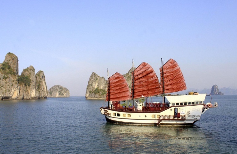 Choosing your Junk in Halong Bay